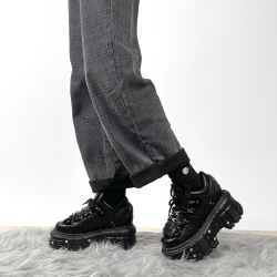 Женские кроссовки на платформе 6 см, готические полусапожки в стиле панк, на шнуровке, металлический декор, обувь в стиле рок