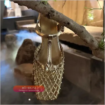 Босоножки женские из натуральной кожи с ажурным плетением и пряжкой на щиколотке, низкий каблук.