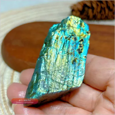 Натуральный необработанный лабрадорит "Ослепительный свет" – минерал для декора и подарков