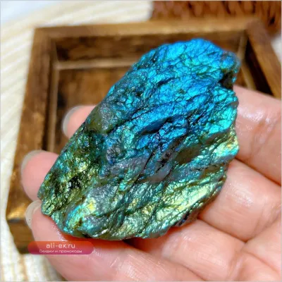 Натуральный необработанный лабрадорит "Ослепительный свет" – минерал для декора и подарков
