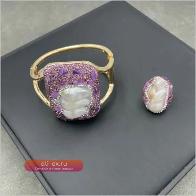 Браслет-кольцо с натуральным барочным жемчугом, фиолетовым аметистом и стразами