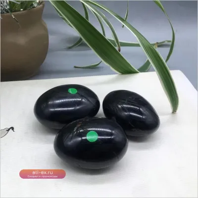 Натуральный чёрный турмалин полированный камень для ладони (1 шт.)