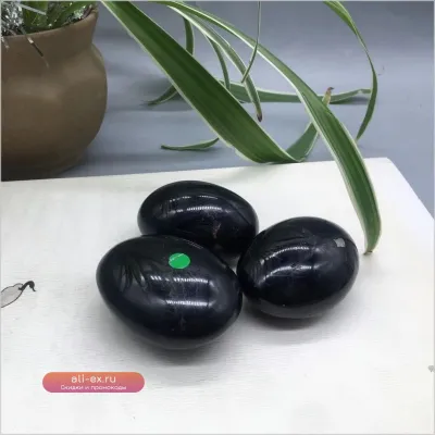 Натуральный чёрный турмалин полированный камень для ладони (1 шт.)