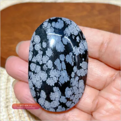 Черный обсидиан "Снежинка" - полированный кристалл для исцеления и декора.
