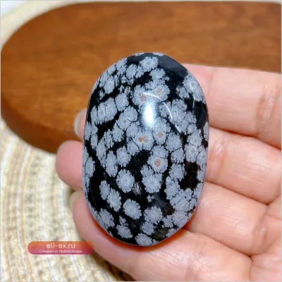 Черный обсидиан "Снежинка" - полированный кристалл для исцеления и декора.