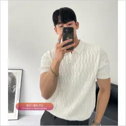 Футболка-поло в корейском стиле с геометрическим воротником